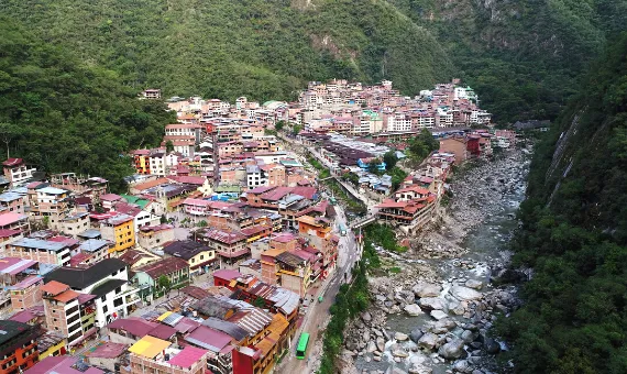 Vista aérea de Aguas Calientes, también conocido como Machu Picchu Pueblo, en el valle de un río en Perú. Viajes a Perú, turismo en los Andes y base para visitar Machu Picchu.