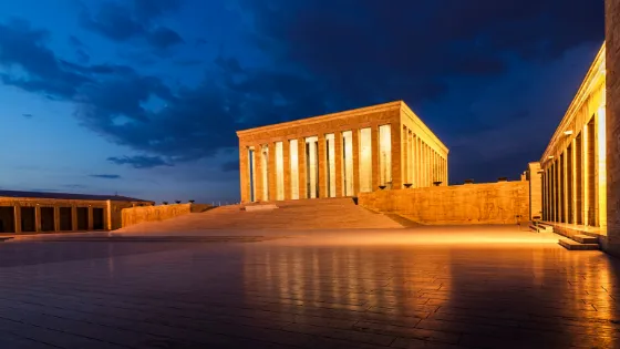 El monumental Anıtkabir, el mausoleo de Atatürk en Ankara, Turquía, iluminado por la noche. Un importante sitio de turismo cultural e histórico para los visitantes de la capital turca
