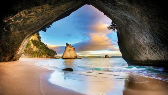 Vista desde el arco natural de Cathedral Cove en la península de Coromandel, Nueva Zelanda. Un destino icónico de la isla para el ecoturismo y la aventura