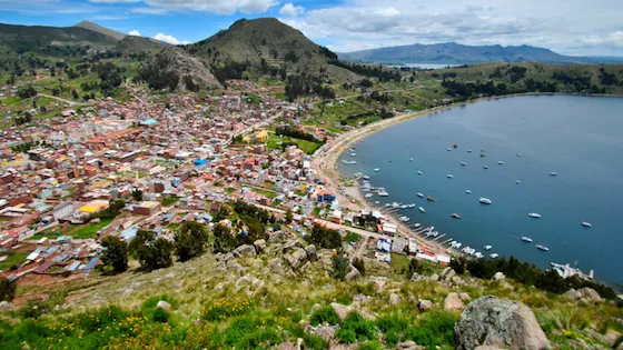 Vista panorámica de Copacabana y su bahía en el Lago Titicaca, Bolivia. Turismo en Bolivia, viajes a los Andes y vistas de la ciudad