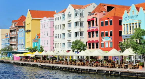 Edificios coloniales de colores vibrantes en la orilla del agua en Willemstad, Curazao, un destino ideal para turismo, viajes y vacaciones