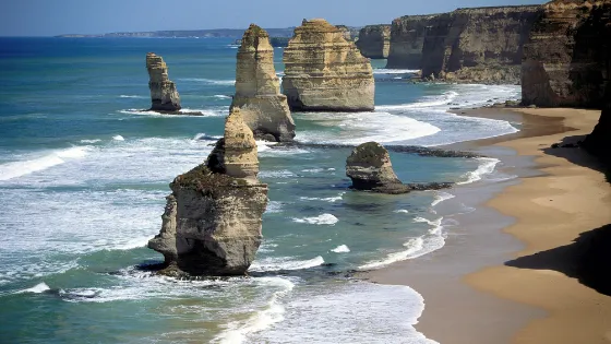 Los Doce Apóstoles, una colección de pilas de roca de piedra caliza en el Parque Nacional Port Campbell, en la costa de la Gran Carretera Oceánica en Victoria, Australia. Un punto turístico clave para el turismo natural