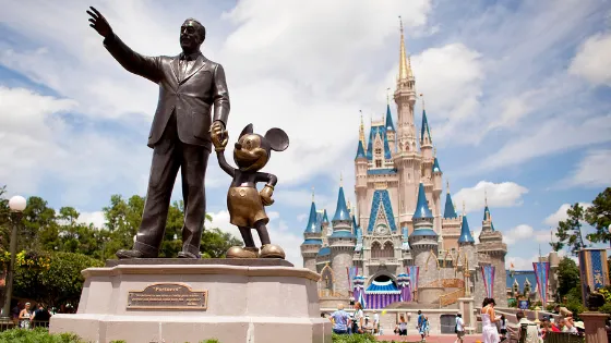Estatua "Partners" de Walt Disney y Mickey Mouse en Magic Kingdom, con el Castillo de Cenicienta de fondo. Viajes a Walt Disney World Resort en Orlando, Florida