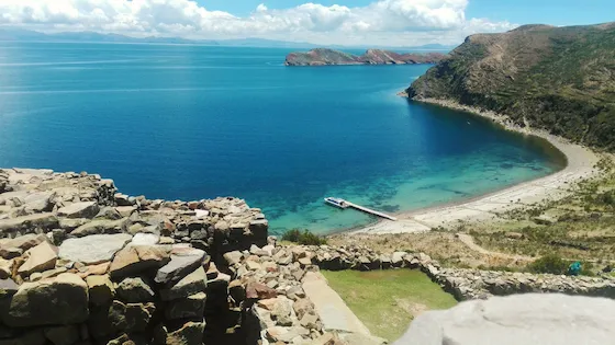 Vista de la Isla del Sol en el Lago Titicaca, Bolivia, con aguas cristalinas. Turismo en los Andes, viaje a Bolivia y paisajes de alta montaña