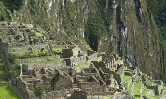Primer plano de las ruinas de la antigua ciudad inca de Machu Picchu en Perú, rodeadas de montañas. Viajes a Perú, turismo arqueológico y sitio del Patrimonio Mundial de la UNESCO