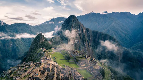 Vista panorámica de las ruinas de la ciudadela inca de Machu Picchu en los Andes peruanos. Viajes a Perú, turismo arqueológico y senderismo