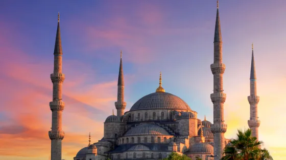 La icónica Mezquita Azul de Estambul, Turquía, capturada al atardecer. Un destino de turismo cultural e histórico esencial para los visitantes de la ciudad