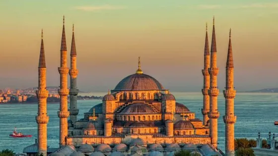 La majestuosa Mezquita Azul de Estambul con sus minaretes y cúpulas al atardecer. Viajes a Turquía, turismo cultural y monumentos de Estambul