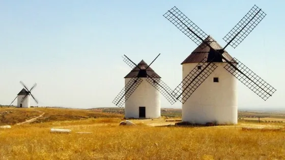 Famosos molinos de viento blancos en una colina de Consuegra, Castilla-La Mancha, España. Símbolos de la ruta de Don Quijote y perfectos para el turismo cultural