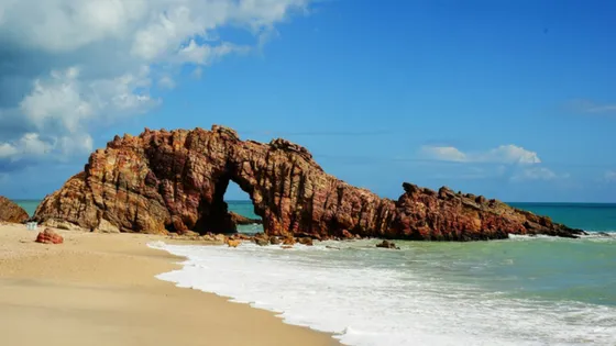 La famosa roca "Pedra Furada" en la playa de Jijoca de Jericoacoara, Brasil. Viajes a Brasil, turismo de sol y playa, y paisajes naturales en Ceará