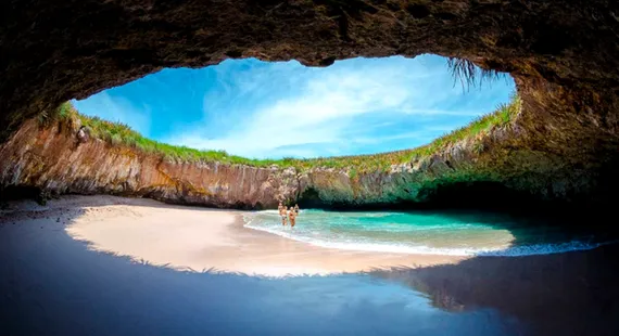 Playa Escondida, en Islas Marietas, México, con arena blanca y agua azul turquesa en una cueva natural. Un lugar ideal para el ecoturismo y las vacaciones en la Riviera Nayarit