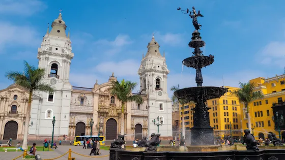 La histórica Plaza Mayor de Lima, Perú, con la Catedral de Lima y una fuente colonial. Turismo cultural en el centro histórico de la capital peruana