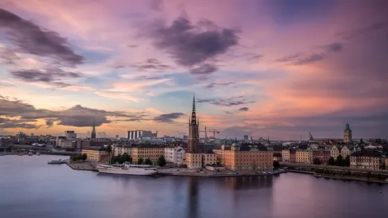 El skyline de Estocolmo, Suecia, al atardecer con el Ayuntamiento y la Ciudad Vieja. Viajes a Escandinavia y turismo en la capital sueca