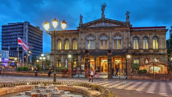 El histórico Teatro Nacional de San José, Costa Rica, iluminado al atardecer. Un punto de referencia clave para el turismo cultural en la capital costarricense