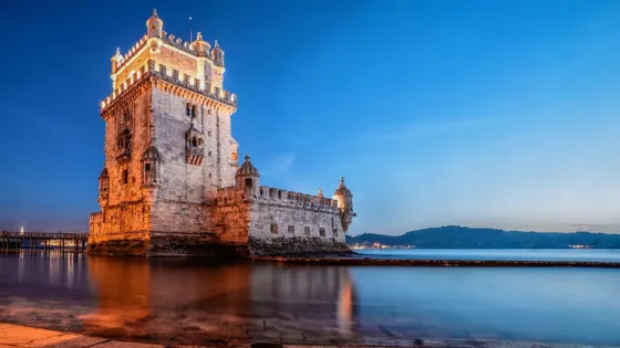 Torre de Belém en Lisboa, Portugal, iluminada al atardecer. Un ícono del turismo histórico y un sitio de patrimonio mundial de la UNESCO