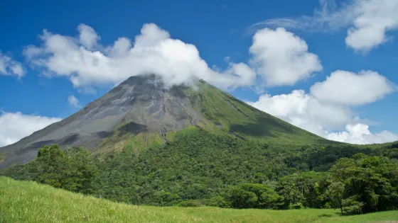 El icónico volcán Arenal en Costa Rica, rodeado de densa vegetación tropical. Un destino ideal para el turismo de aventura y las vacaciones en la naturaleza